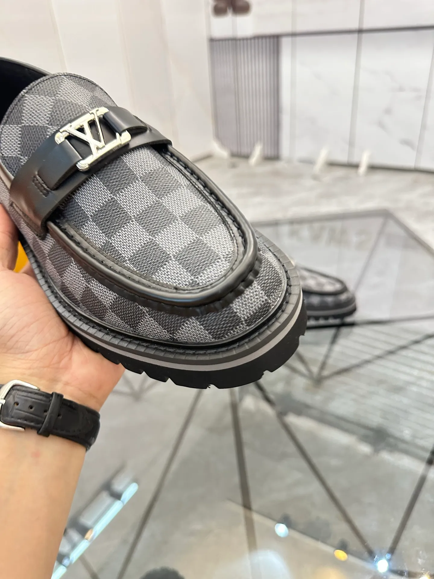 Selling men's shoes 💰: 💰P460¥ Product trademark: LV* "Louis Vuitton*" leather shoes Regular size: 40-45 (can be customized to 46) Product materials: imported cowhide upper, sheepskin lining, original outsole. Number: 558